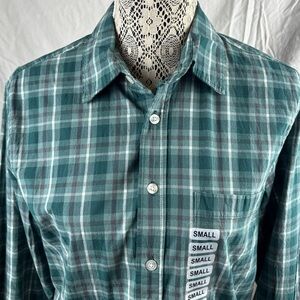 GAP Men’s Lightweight Long Sleeve Button Down Woven Shirt